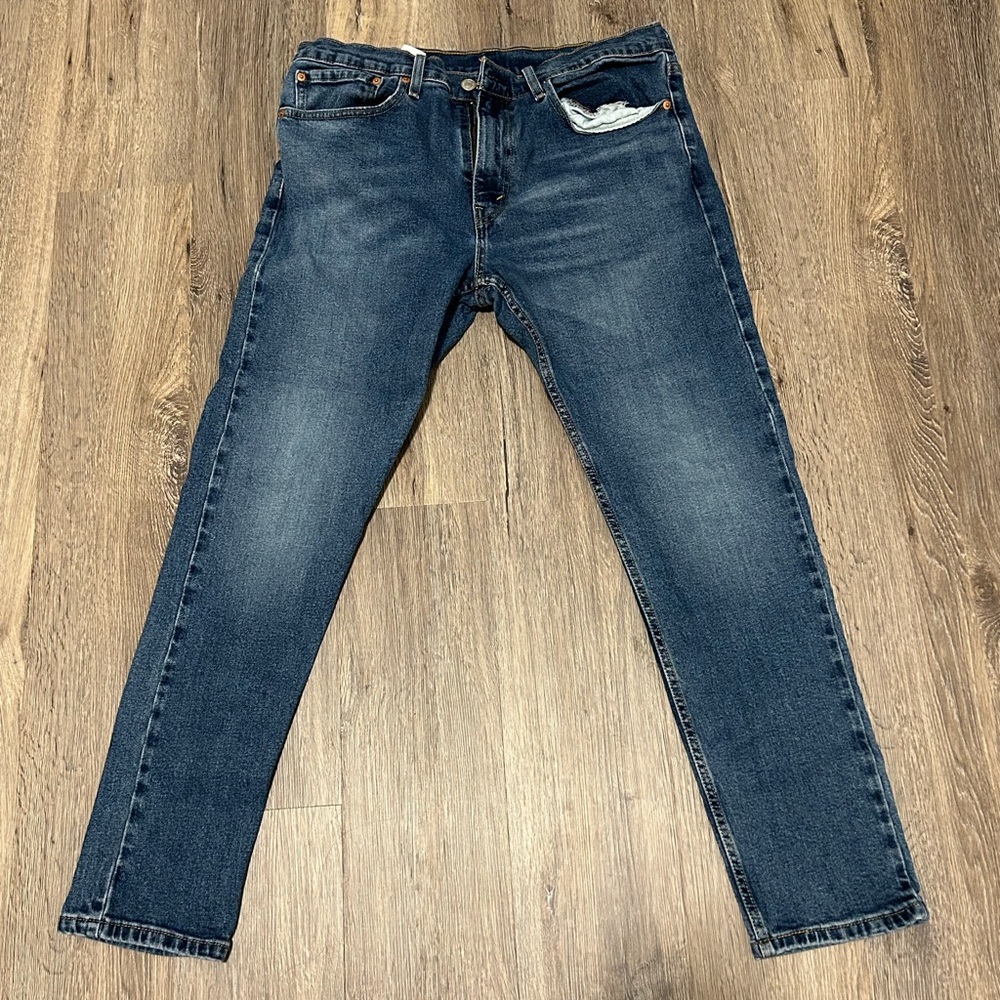 Levi’s 512 tapered fit skinny jeans.